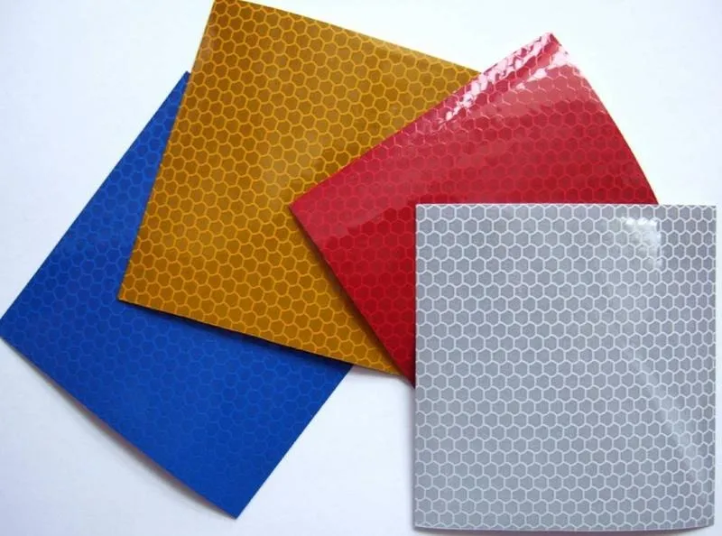 Folia odblaskowa druk – innowacyjne zastosowania w reklamie i na znakach drogowych