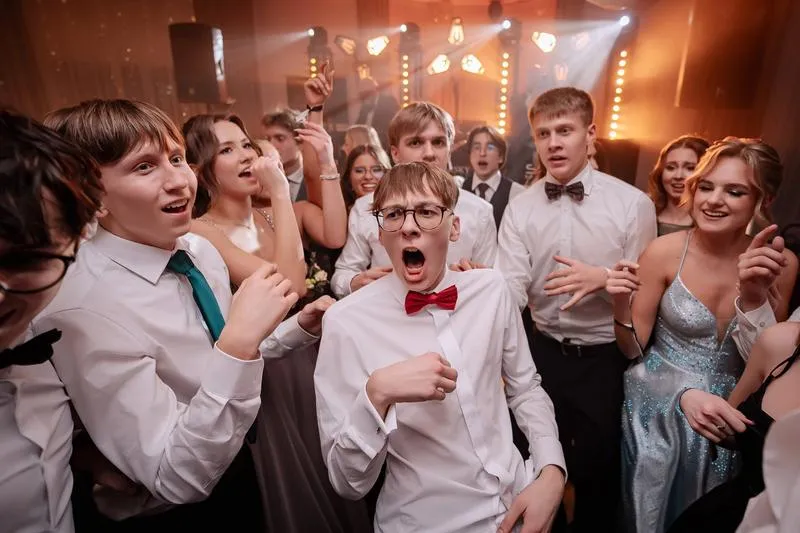 Ile kosztuje fotograf na studniówkę? Sprawdź aktualne ceny i oferty w Polsce!