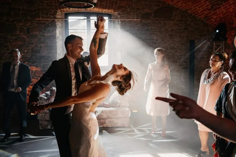 Oszczędzaj na weselu: ile kosztuje fotograf i kamerzysta, aby uniknąć wysokich wydatków?