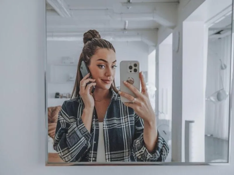 Zrób idealne selfie w lustrze: sprawdzone triki, które ukryją aparat