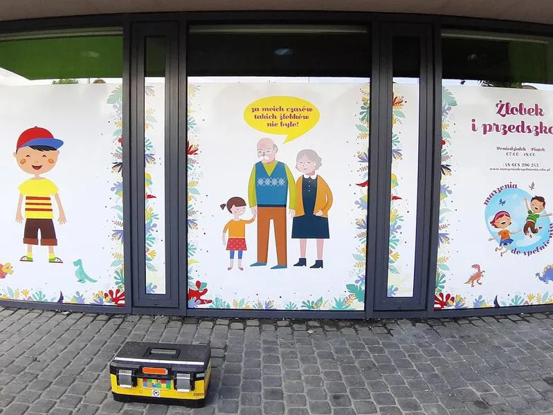 Druk na folii samoprzylepnej