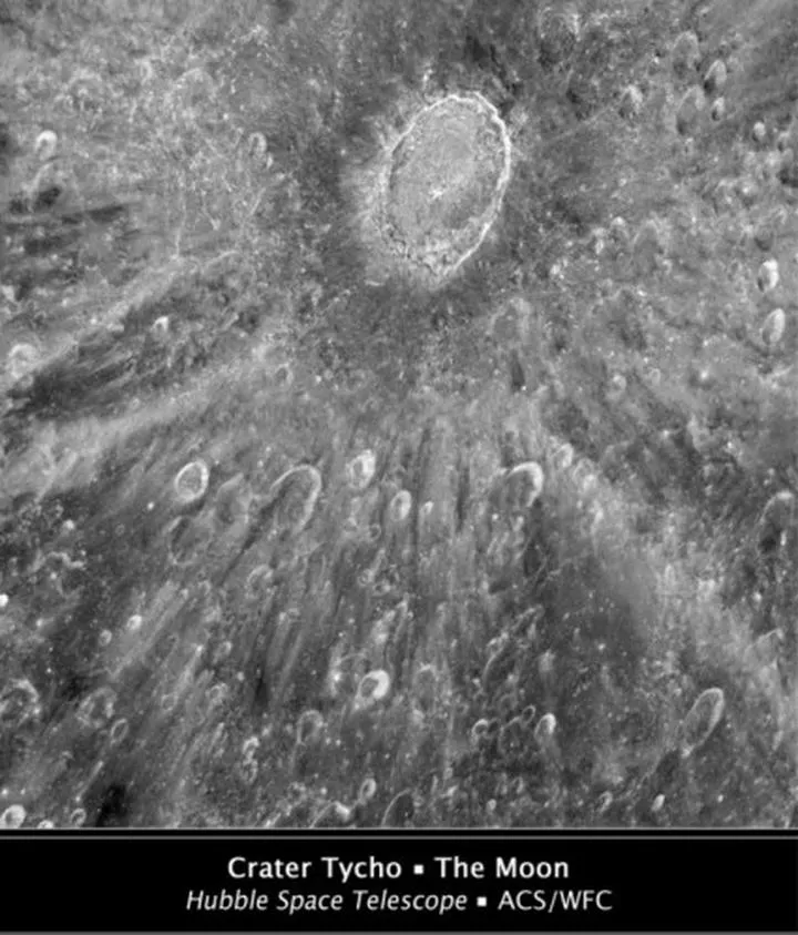 Obserwacja Księżyca przez teleskop