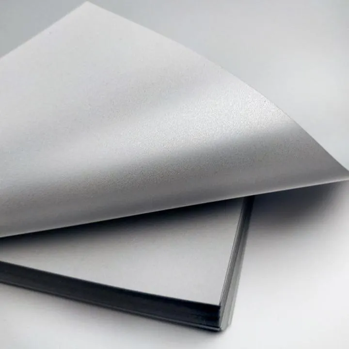 Stylowa reklama na pojazdach z folią odblaskową